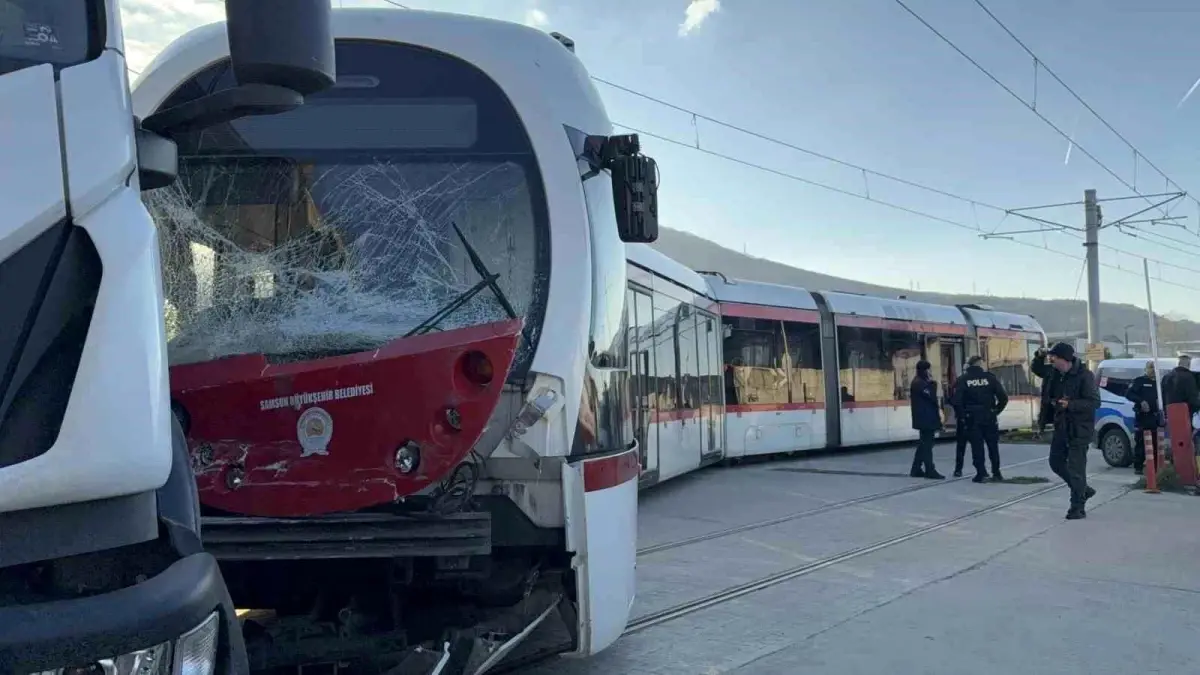 Samsun\'da tramvay ile kamyon çarpıştı: 3 yaralı