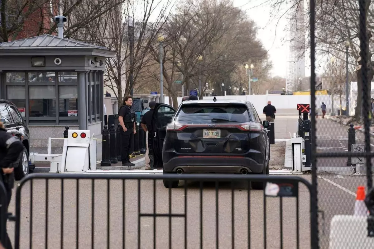 ABD\'de Beyaz Saray\'ın yakınlarındaki barikata çarpan minibüsün sürücüsü gözaltına alındı