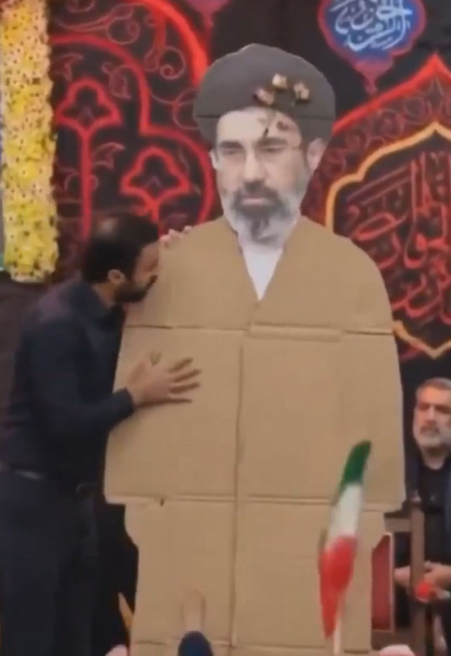 Anma törenlerine Mücteba Hamaney'in karton maketi getirildi