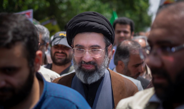 Anma törenlerine Mücteba Hamaney'in karton maketi getirildi