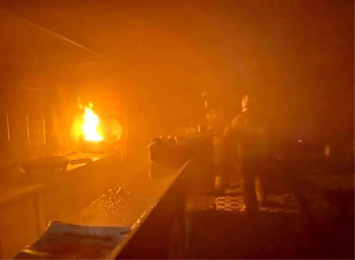 Antakya\'da kızartma makinesinden çıkan yangında dönercide alevler yükseldi