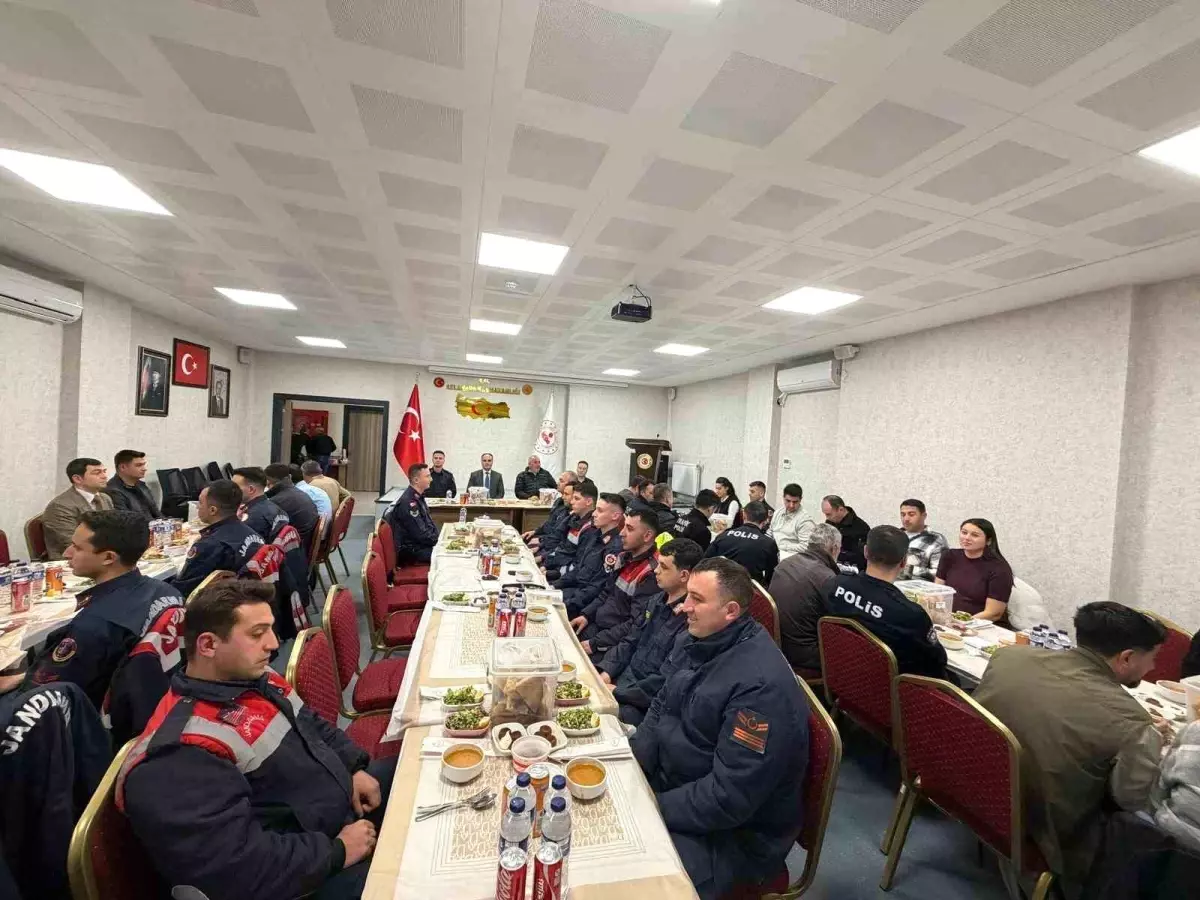 Aslanapa Kaymakamı Tosun, emniyet ve jandarma personeliyle iftar programında buluştu