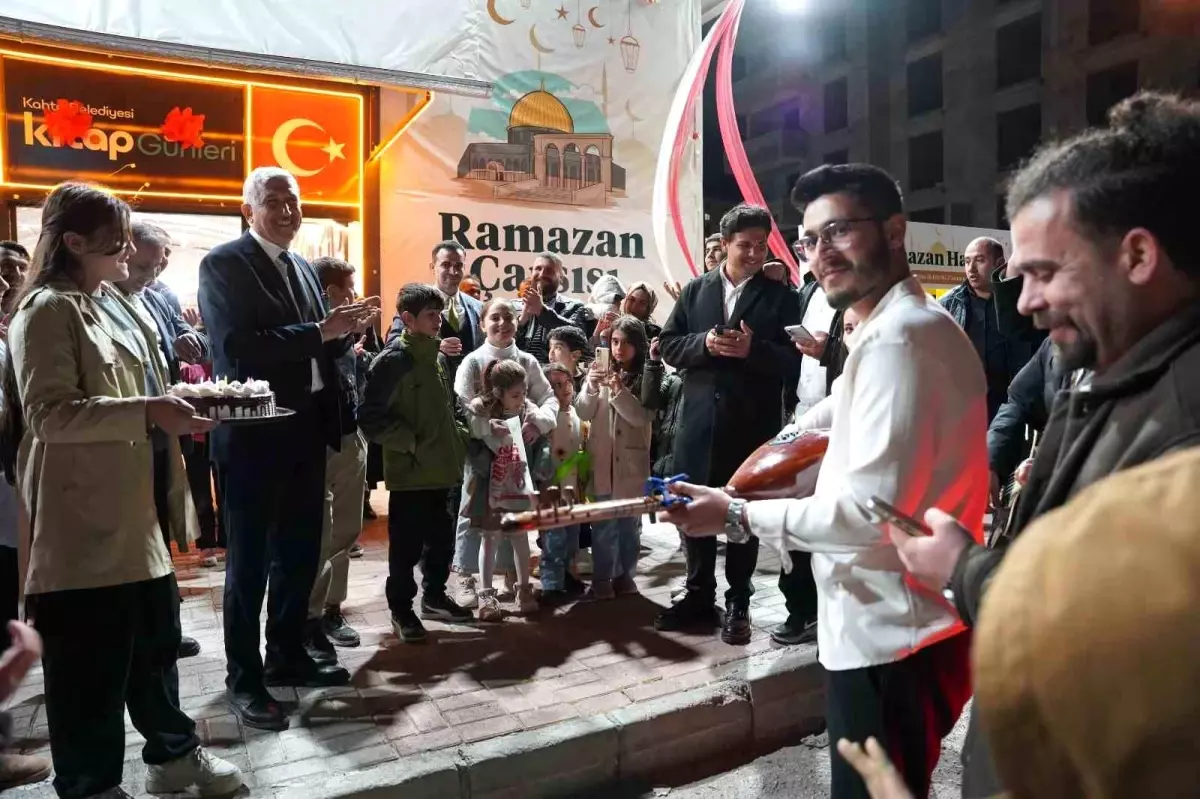 Başkan Hallaç\'a Ramazan Çarşısı\'nda sürpriz doğum günü kutlaması