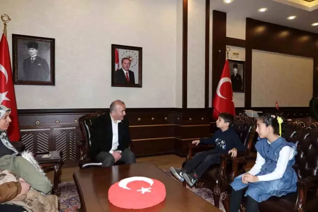 Minik Öğrenciler Bayrakseverliğiyle Ödüllendirildi