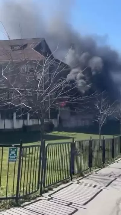 Bayrampaşa’da 3 Katlı Binada Yangın