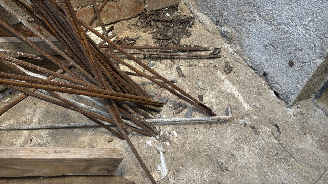 Çatıdan attığı demir oğlunu öldürdü