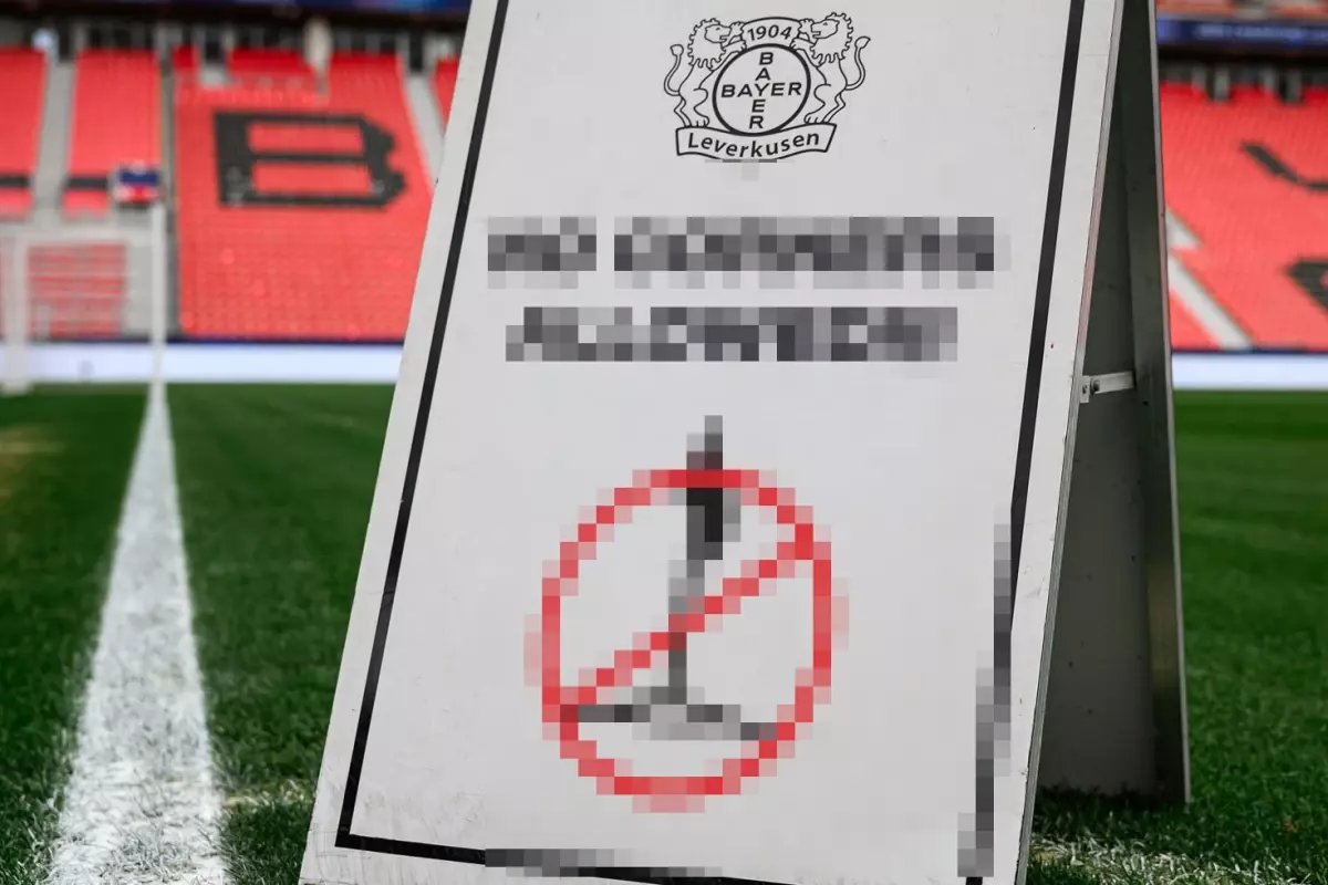 Daha önce böyle bir uyarı levhası görmediniz! Bayer Leverkusen\'den Arsenal\'in köşe vuruşlarına esprili önlem
