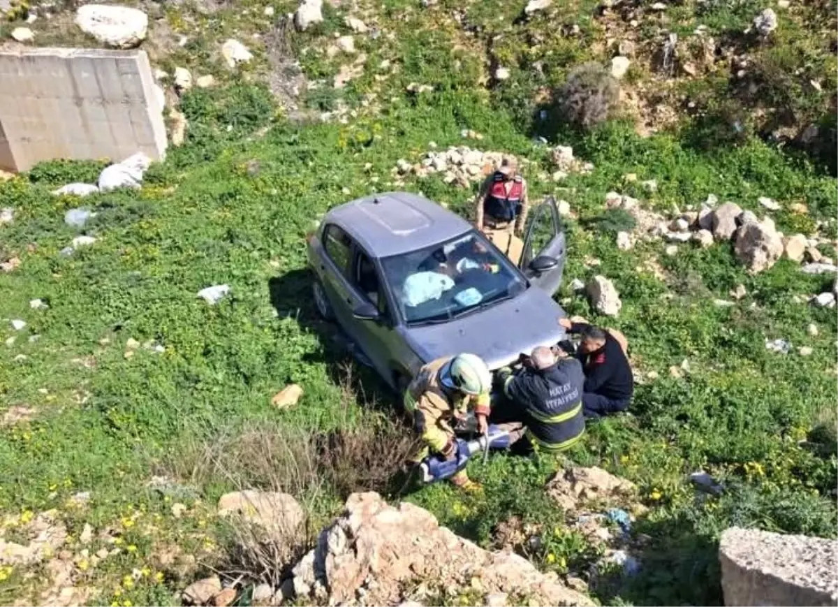 Hatay\'da Uçurumdan Yuvarlanan Araç Sürücüsü Yaralandı