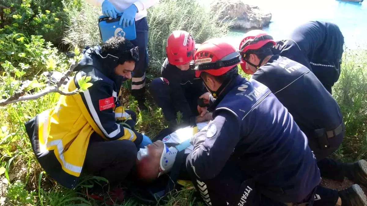 Antalya\'da Falezlerden Düşen Vatandaş Kurtarıldı