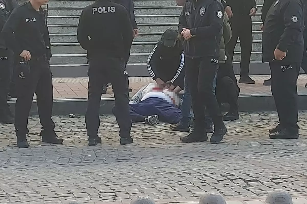 İstismarla suçladığı şahsı duruşma çıkışında kalbinden bıçaklayarak öldürdü