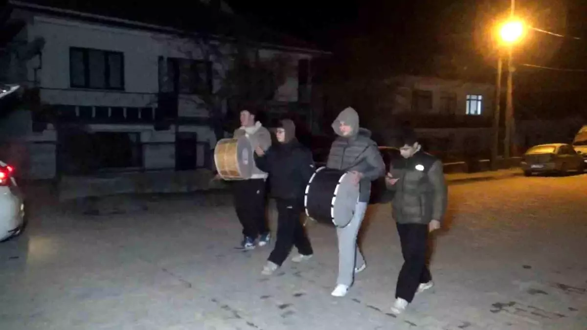 Mudurnu\'da Öğrenciler Sahur Davulculuğu Yapıyor
