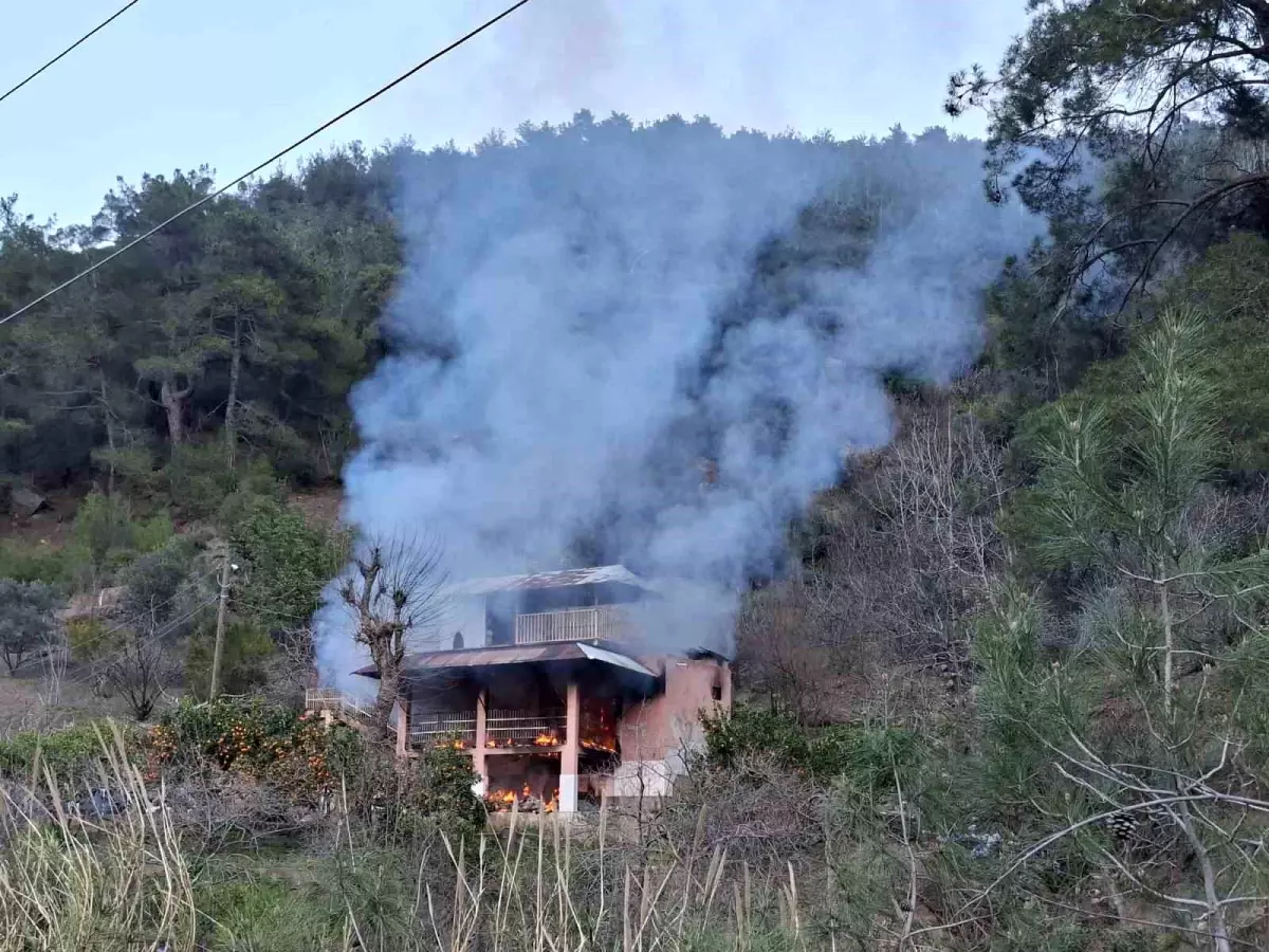 Kozan\'da Yangın Yayla Evini Küle Çevirdi