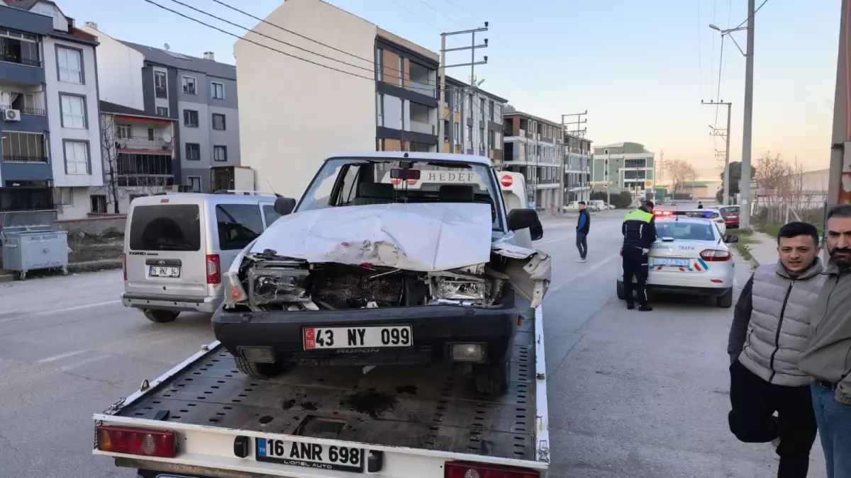 İnegöl\'de TIR\'a Çarpan Ehliyetsiz Sürücü Yaralandı