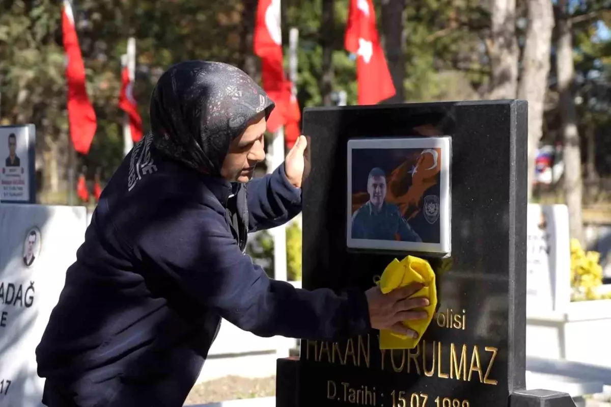 Şehitlikte temizlik yapan kadınların duygusal anları