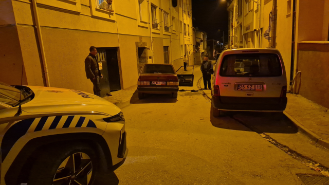 Sevgilisinden ayrılan genç sokak ortasında aracını parçaladı