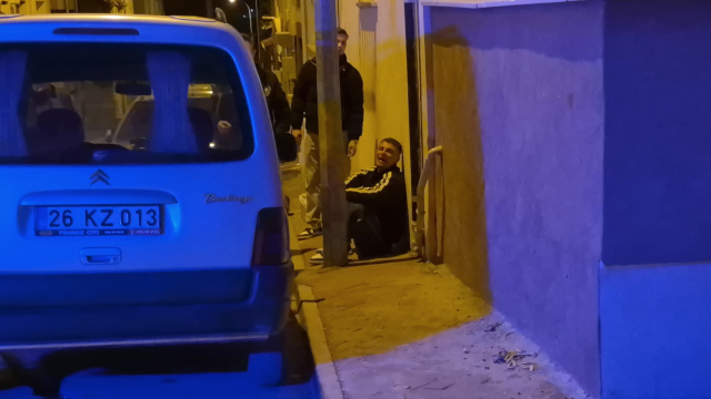 Sevgilisinden ayrılan genç sokak ortasında aracını parçaladı