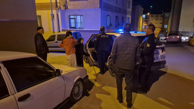 Sevgilisinden ayrılan genç sokak ortasında aracını parçaladı