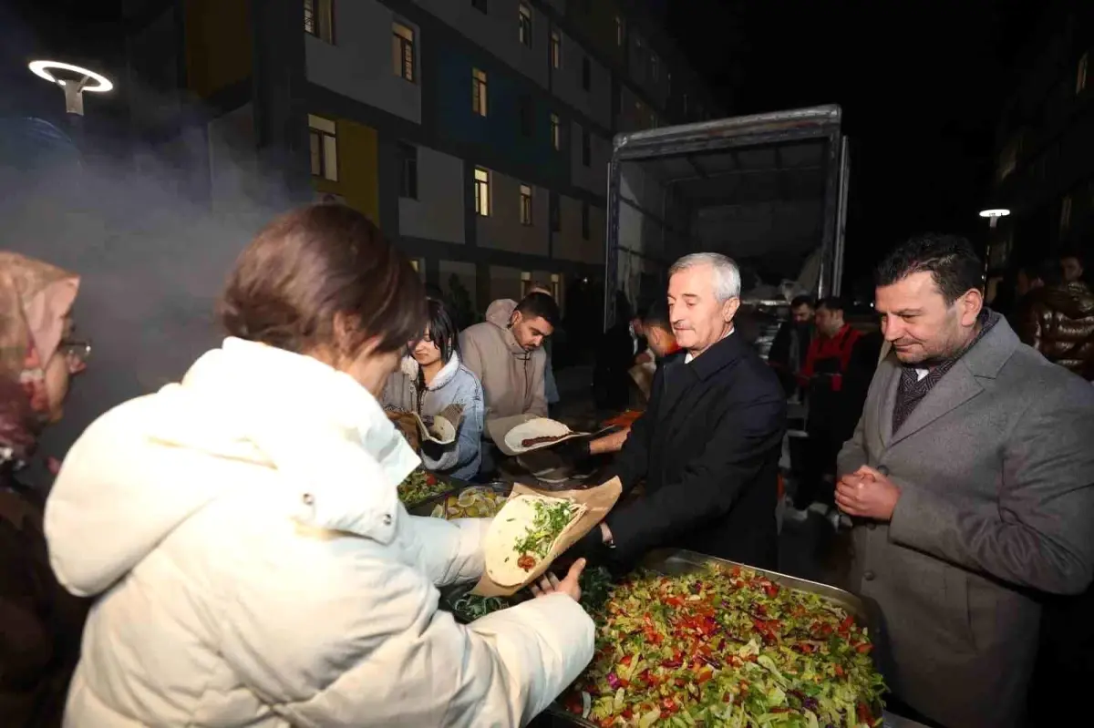 Tahmazoğlu öğrencilerle sahurda buluştu