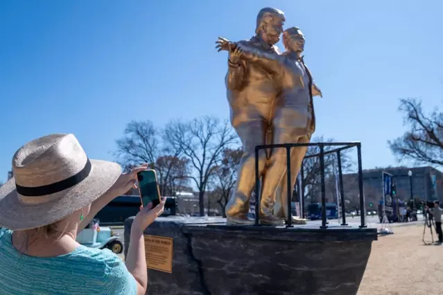 Trump’ı küplere bindirecek heykel! ABD’nin orta yerine diktiler