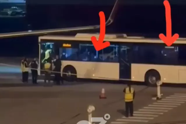 Ülkelerine dönmek üzere yola çıkan İranlı kadın futbolcular, otobüsün camından cep telefonlarıyla SOS işareti yaptı