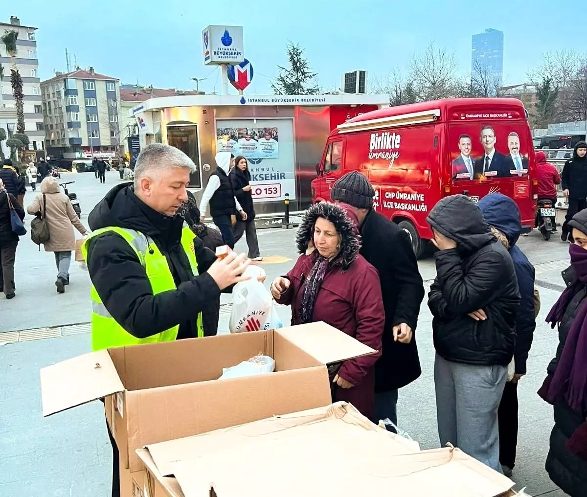 Ümraniye Belediyesinden iftara yolda yakalanan vatandaşlara iftariyelik desteği