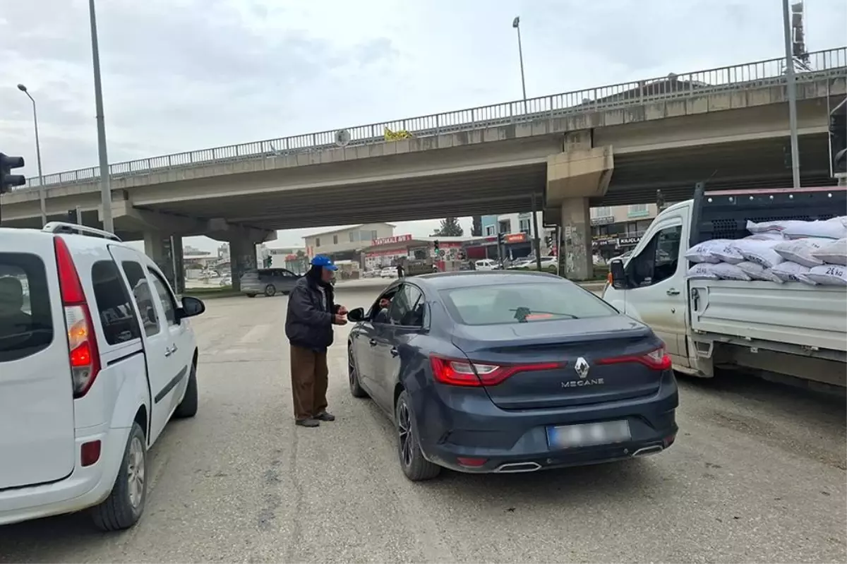 Zabıta operasyonuyla yakalanan dilencilerin üzerinde 4 bin TL\'yi bulan para ele geçirildi