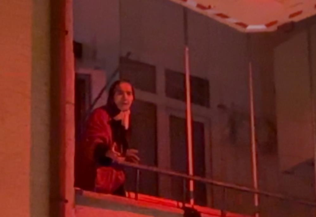 Alzheimer hastası anne oğlunu tanımayınca ekipler balkondan eve soktu