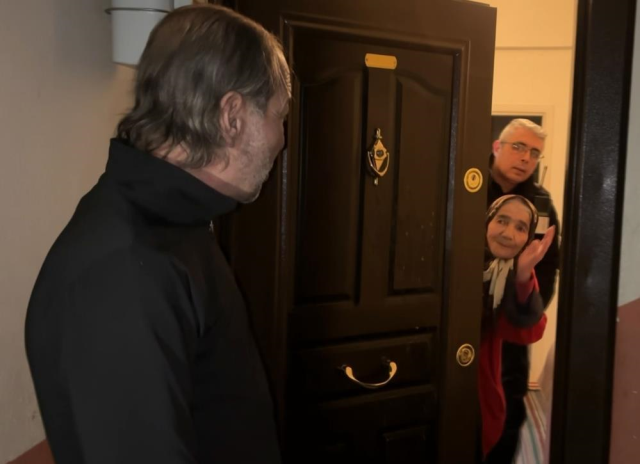 Alzheimer hastası anne oğlunu tanımayınca ekipler balkondan eve soktu