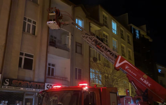 Alzheimer hastası anne oğlunu tanımayınca ekipler balkondan eve soktu