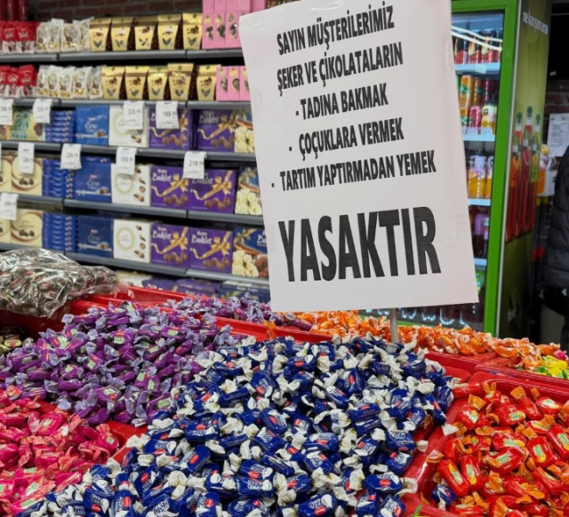 Bayram şekeri reyonuna asılan not tepki çekti