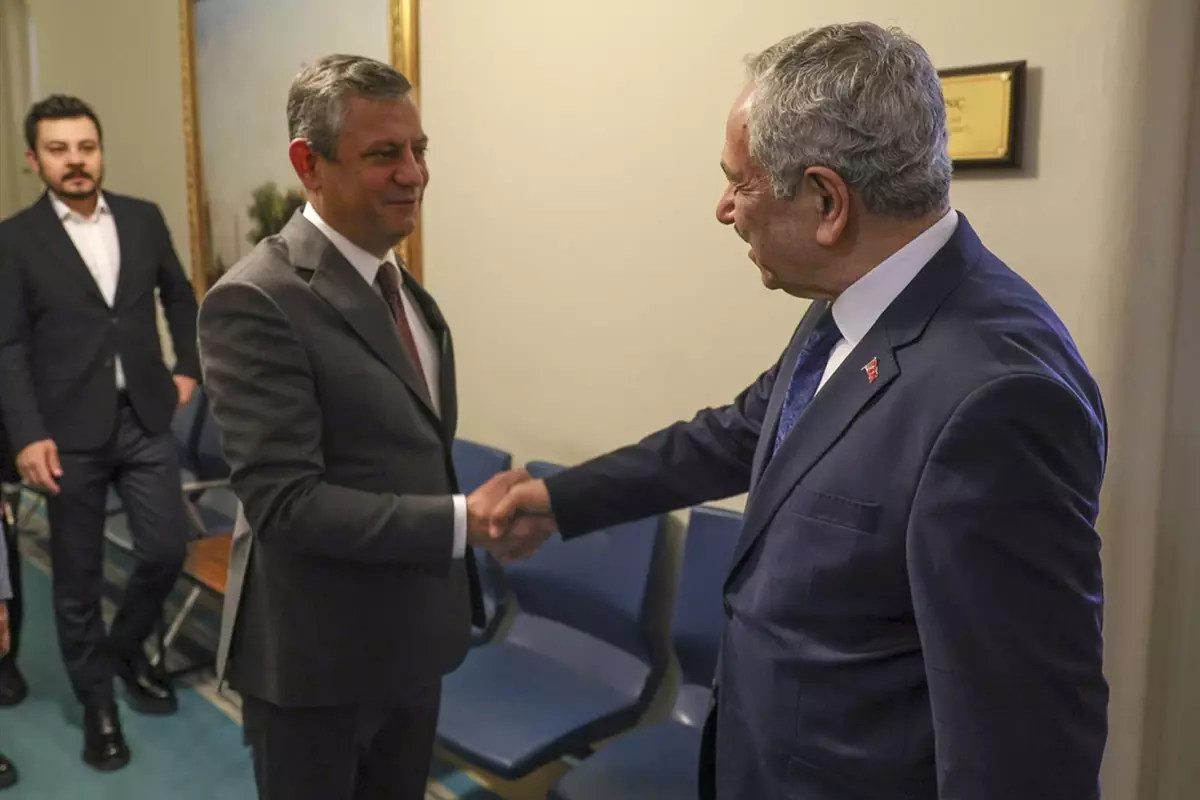 CHP Genel Başkanı Özel, eski TBMM Başkanı Arınç\'ı ziyaret etti