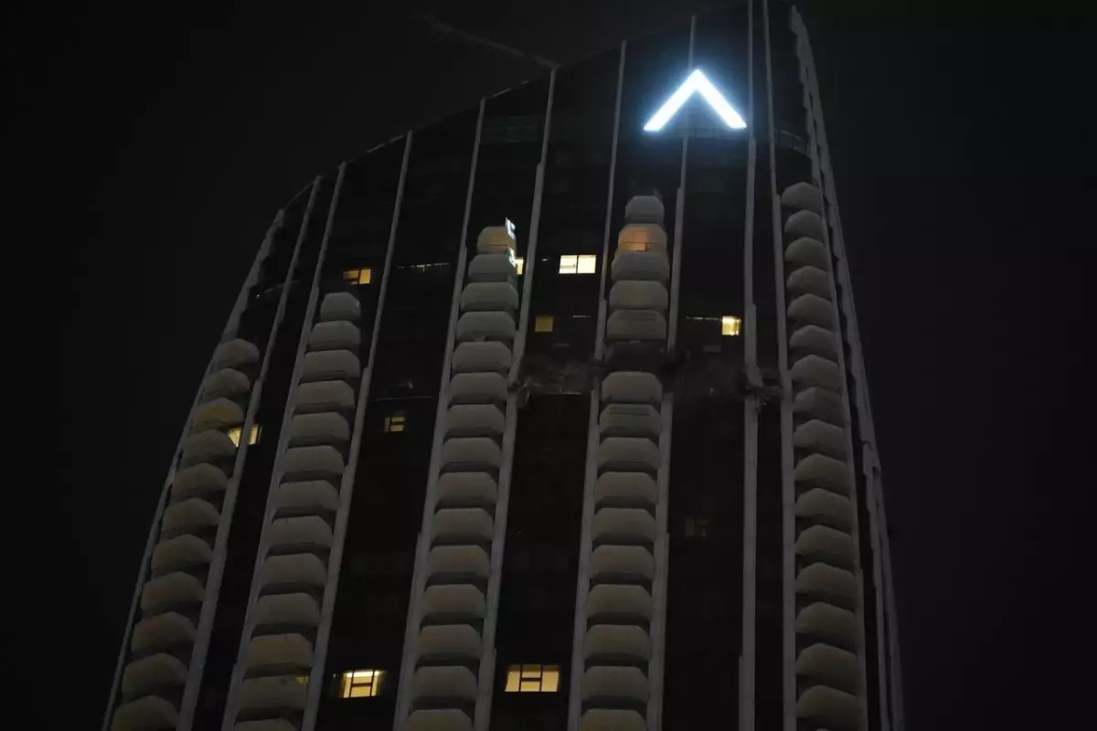 Dubai\'de İHA Düşmesi: Yangın Çıktı