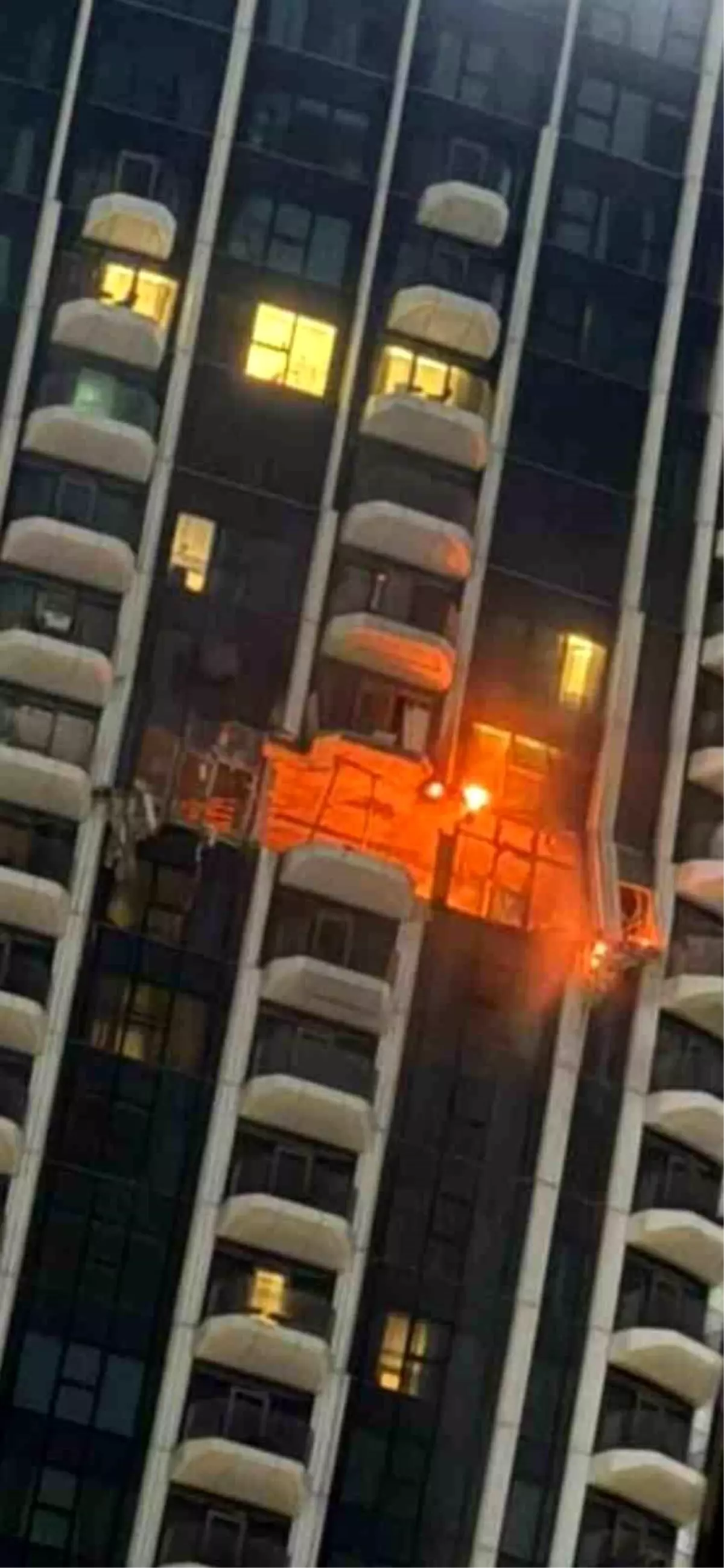 Dubai\'de İHA Saldırısı: Yangın Çıktı