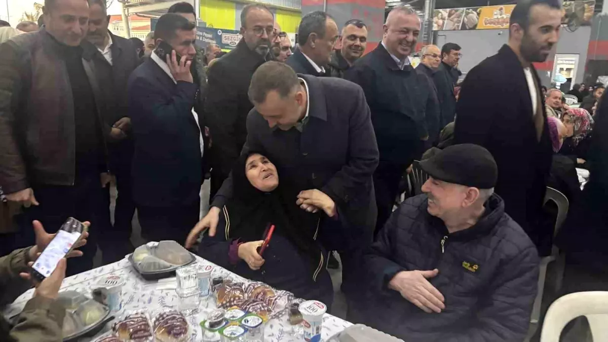 Ezine\'de 10 bin kişi iftar sofrasında buluştu