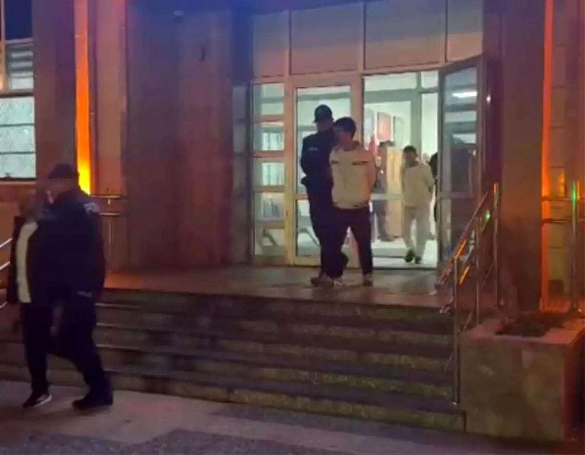 Adana\'da Baba ve İki Oğlu Yangın Merdiveninde Yakalandı