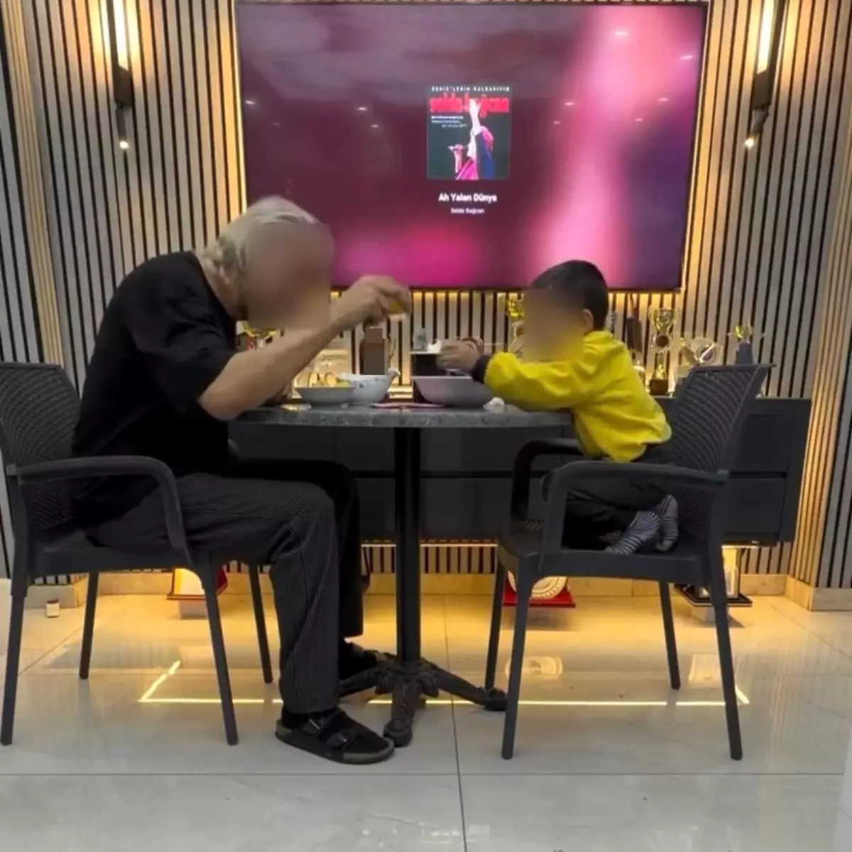 Baba, 3 Yaşındaki Oğlunu Alkol Masasına Oturttu