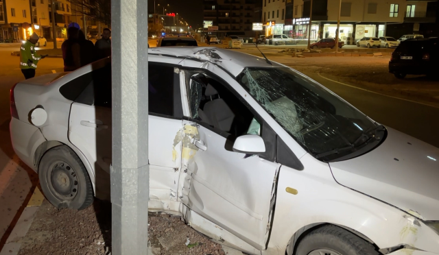 Kaza sonrası cam ve plastik parçalarıyla dolan yolu vatandaş kırılan ağaçla böyle temizledi