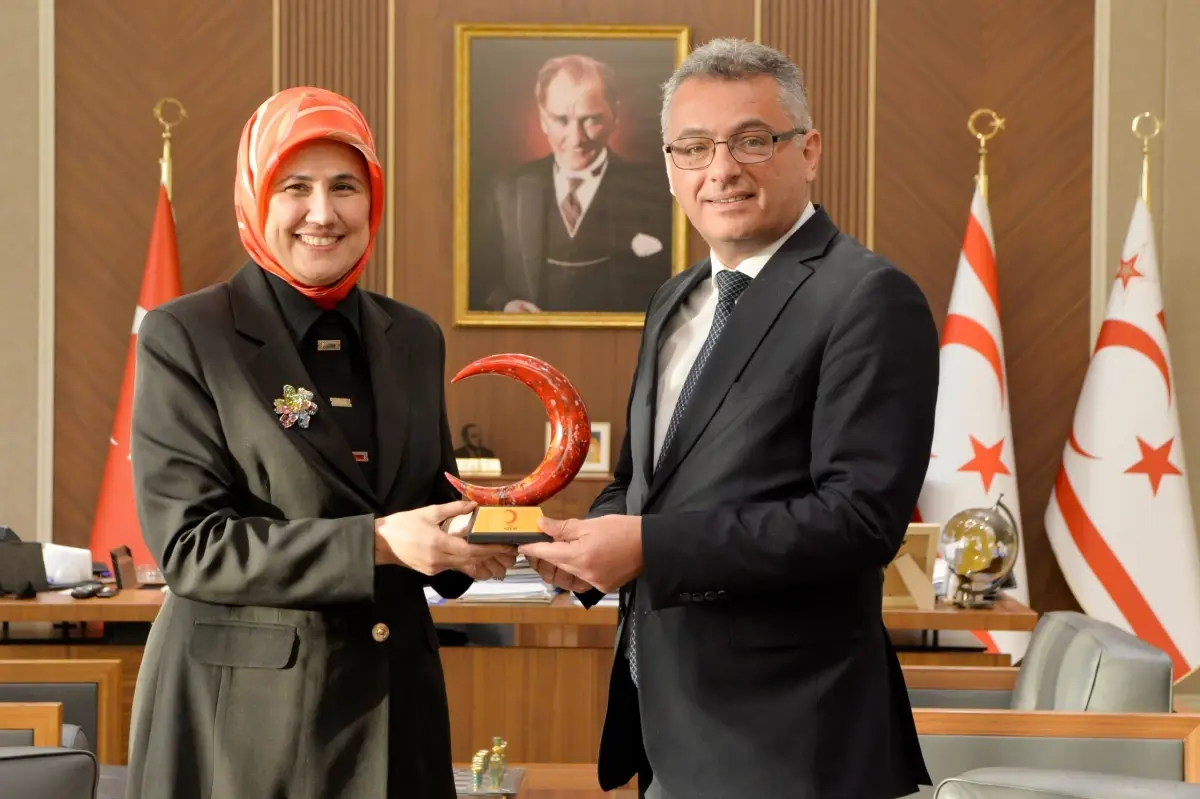 Erhürman Kızılay Heyetini Kabul Etti