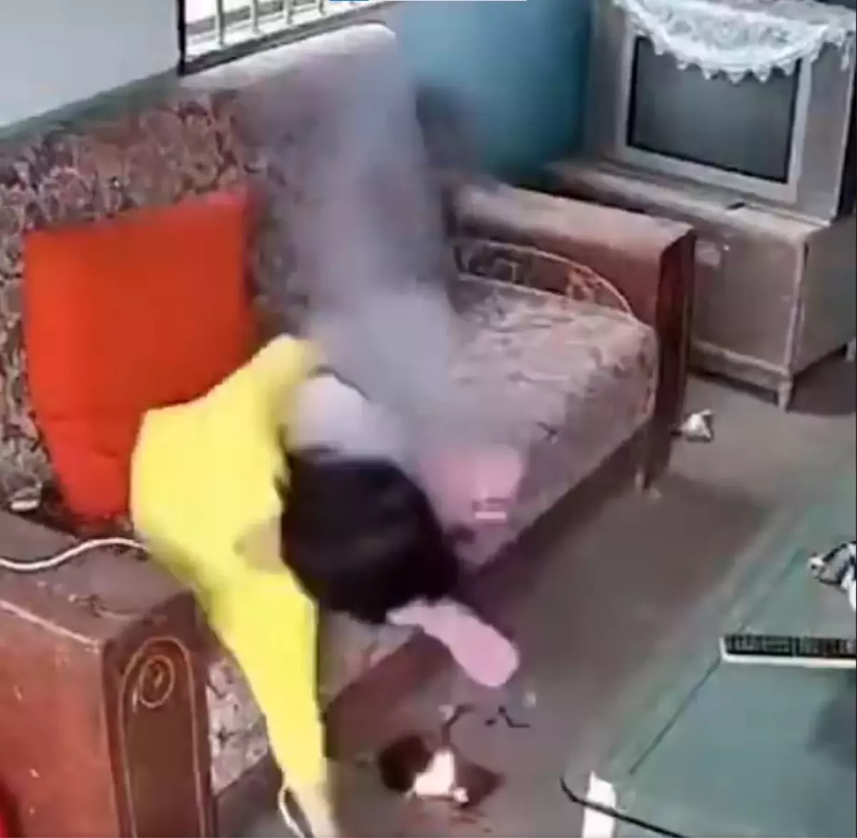 Küçük çocuğun elindeki telefon patladı