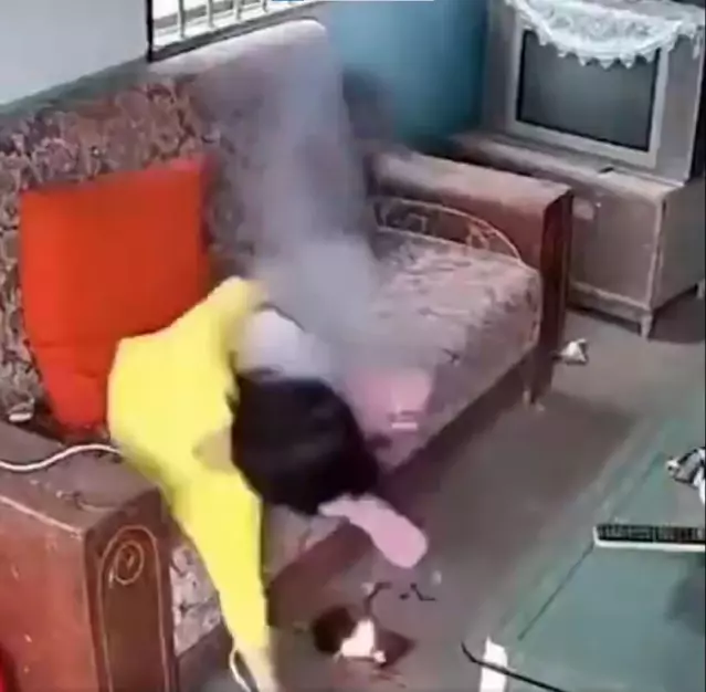 Küçük çocuğun elindeki telefon patladı