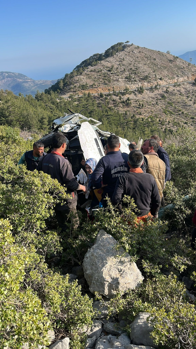 Mersin'de işçi servisi, uçurumdan yuvarlandı; 3 ölü, 11 yaralı