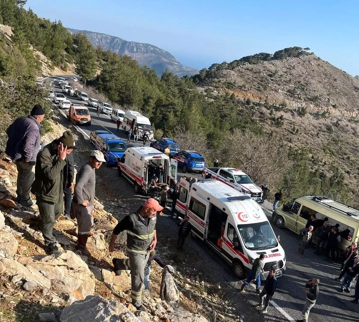 Mersin\'de İşçi Servisi Uçurumdan Yuvarlandı