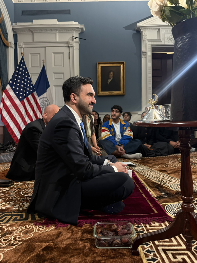 Tarihi an! New York Belediye Başkanı Mamdani, belediye konutunda iftar verdi