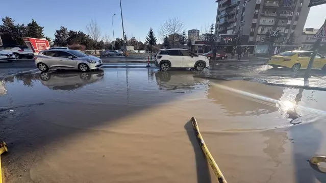 Sivas’ta ana şebeke borusu patladı; yol çöktü
