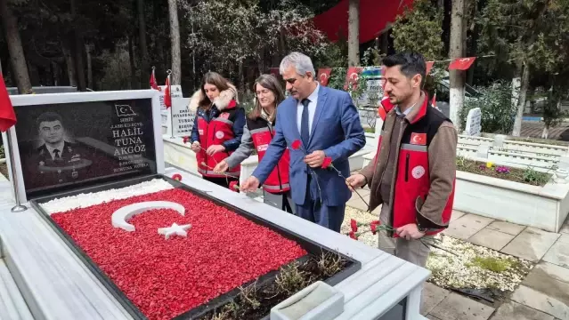 Tekirdağ’da şehit mezarlarına karanfil bırakıldı