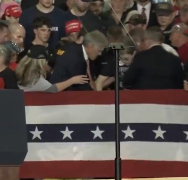 Trump'ın mitinginde fenalaşan kadına Mehmet Öz müdahale etti