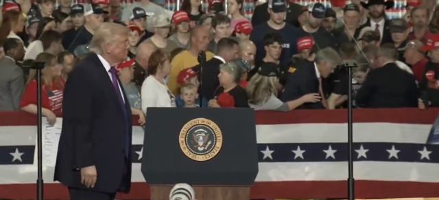 Trump'ın mitinginde fenalaşan kadına Mehmet Öz müdahale etti