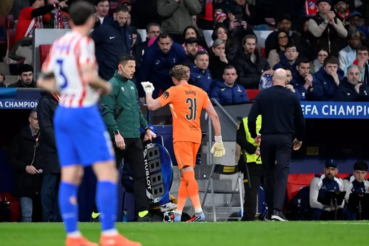 Ağlayarak maçtan çıkarılan kaleciden 4 kelimelik mesaj