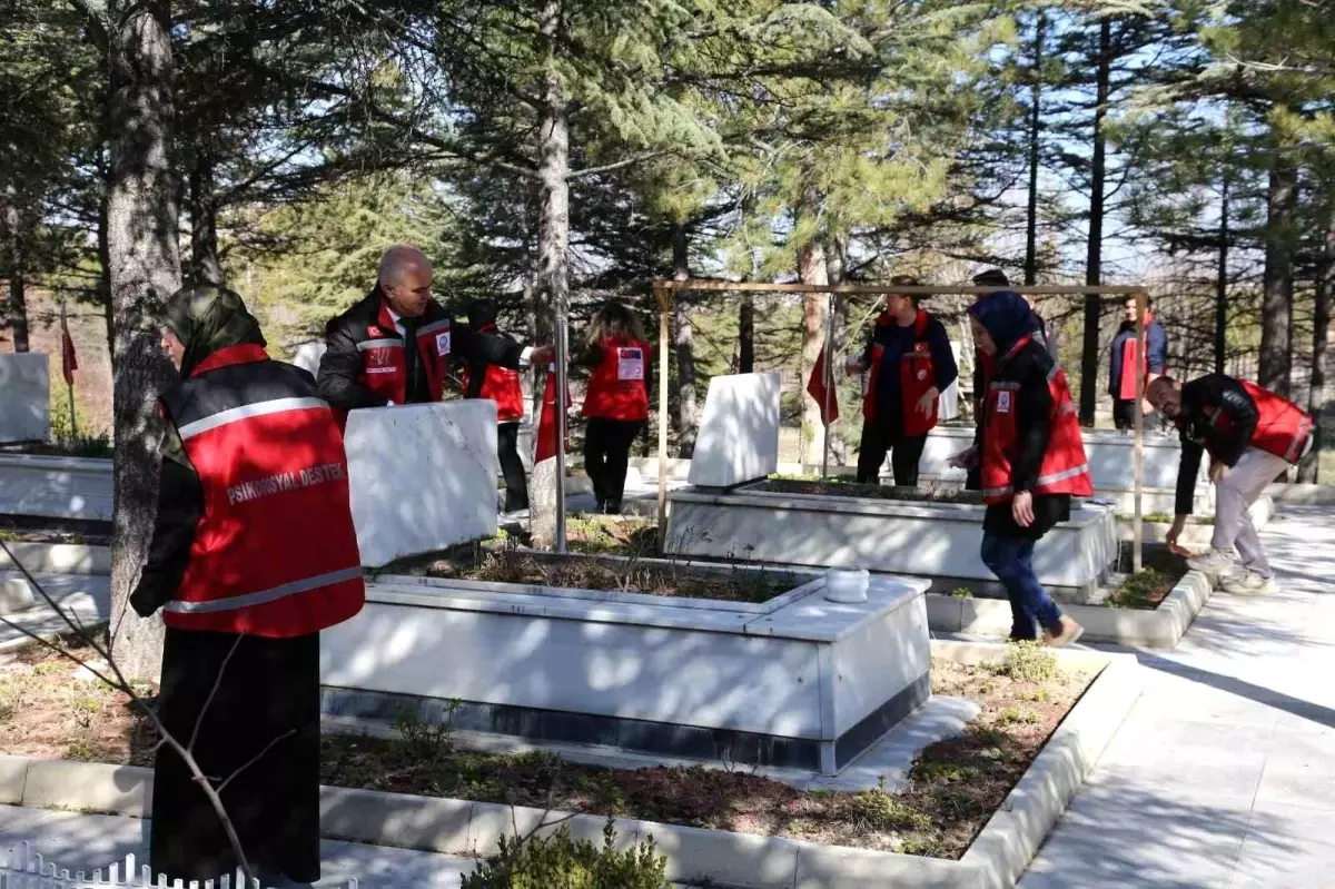 Bayram öncesinde şehitlik temizlendi