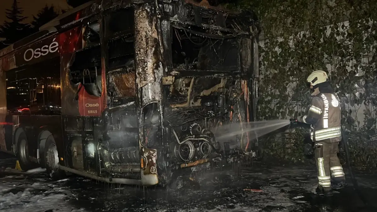 Beşiktaş\'ta metrobüsün motor kısmı alev alev yandı; 60 yolcu tahliye edildi